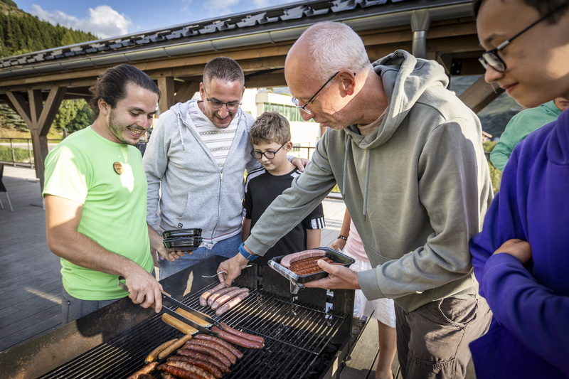 BARBECUE DES VOISINS_MMV_93_CŒUR-DES-LOGES_E_174_MMV-LesMenuires©ManuReyboz.jpg